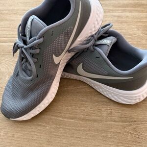 Nike Light Grey Mens Running Sneaker Size 9.5 Wide